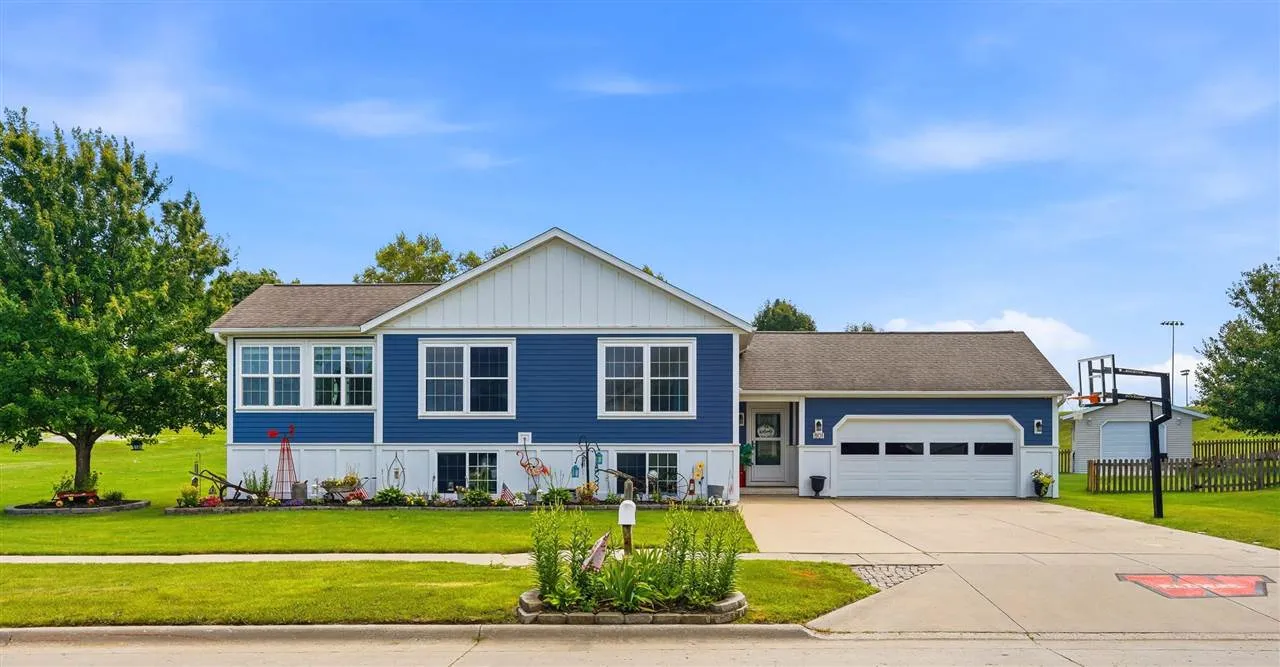 801 Hampton Dr, Williamsburg, Iowa 52361 – Property Featured Image