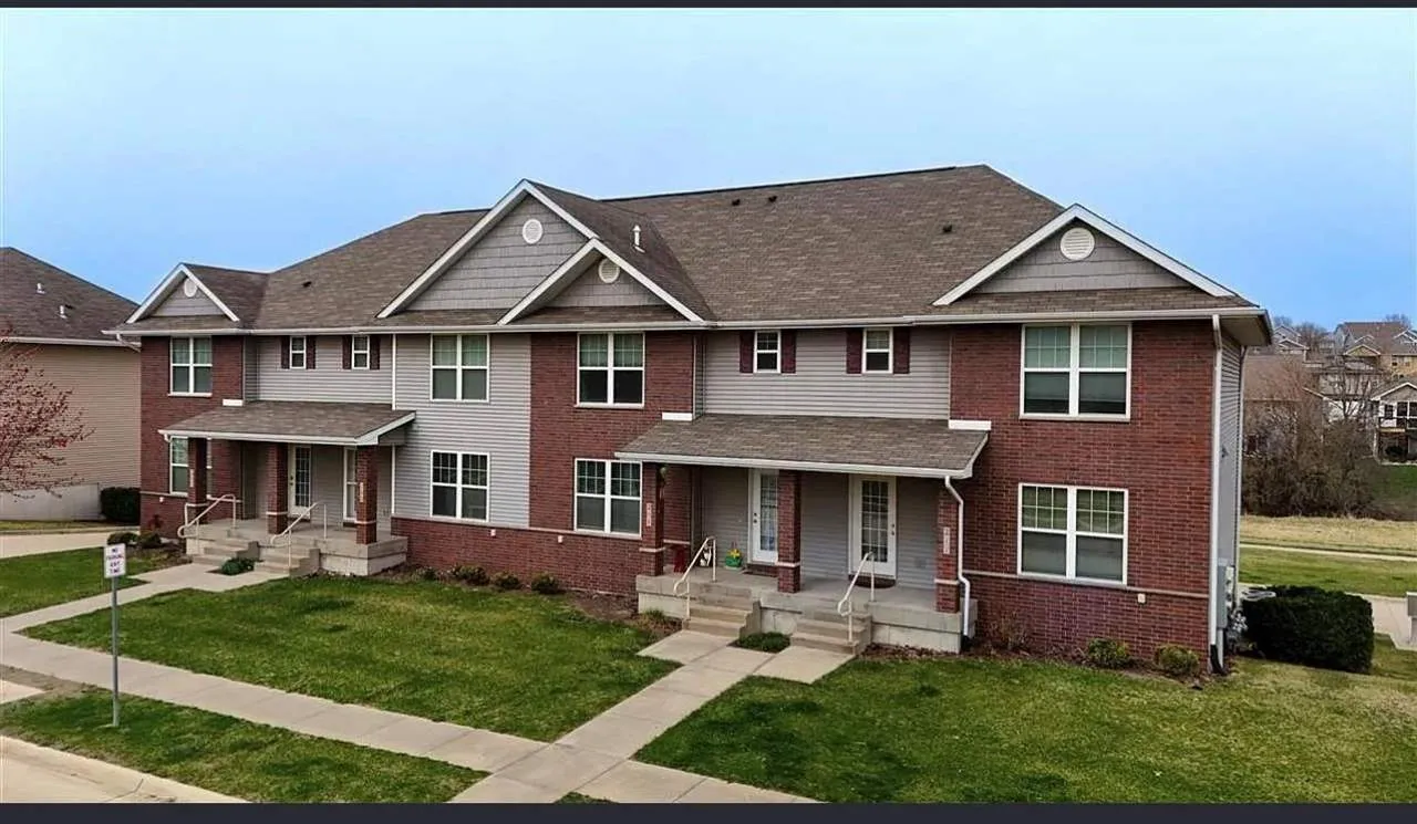 285 Huntington Dr, Iowa City, Iowa 52245 – Property Featured Image