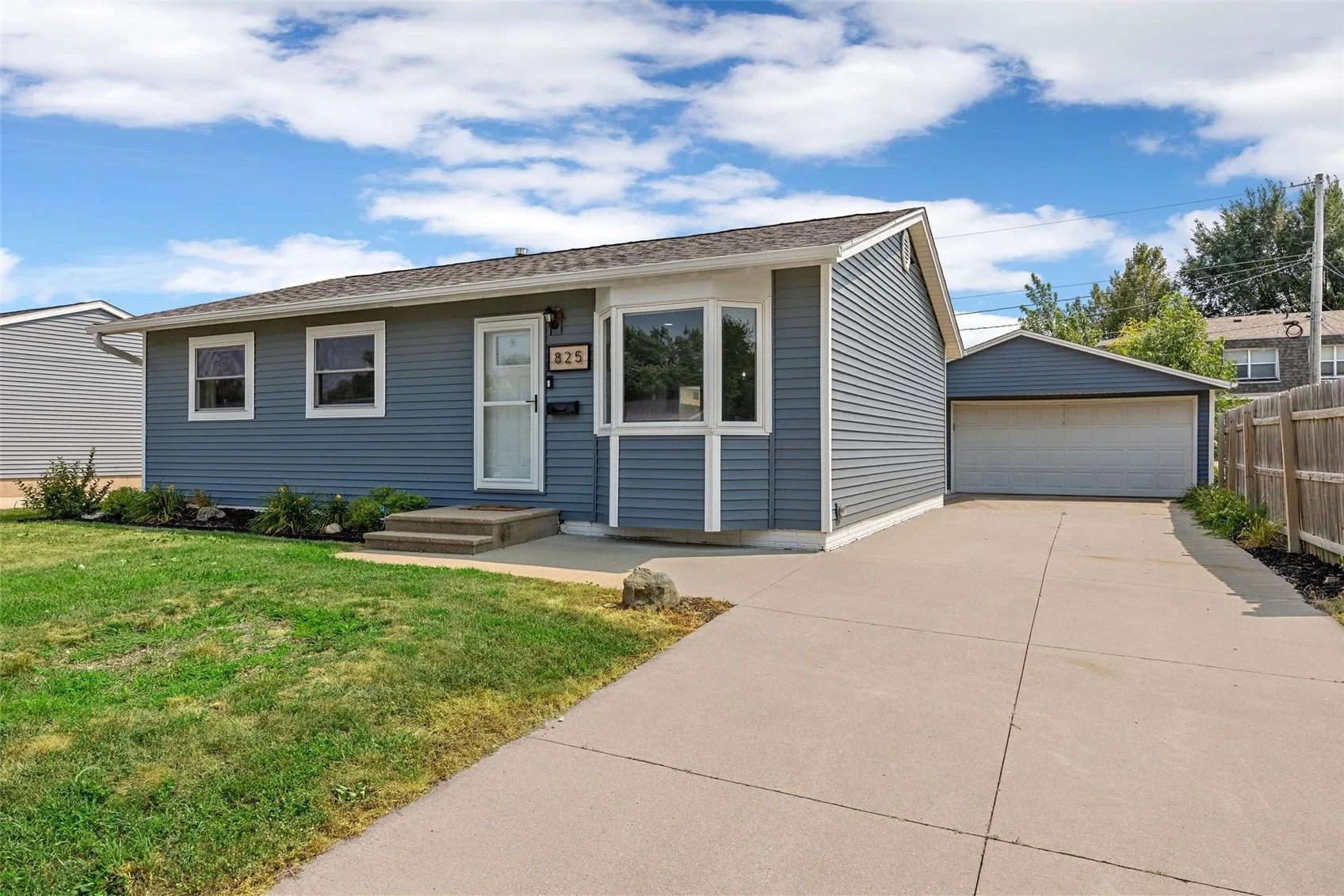 825 Valleyview Drive, Marion, Iowa 52302 – Property Featured Image
