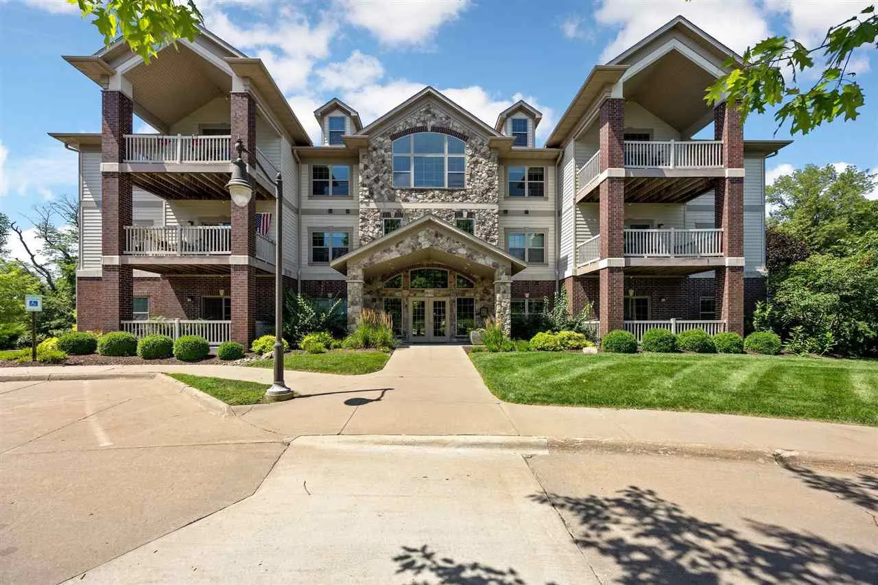 852 Foster Rd, Iowa City, Iowa 52245 – Property Featured Image