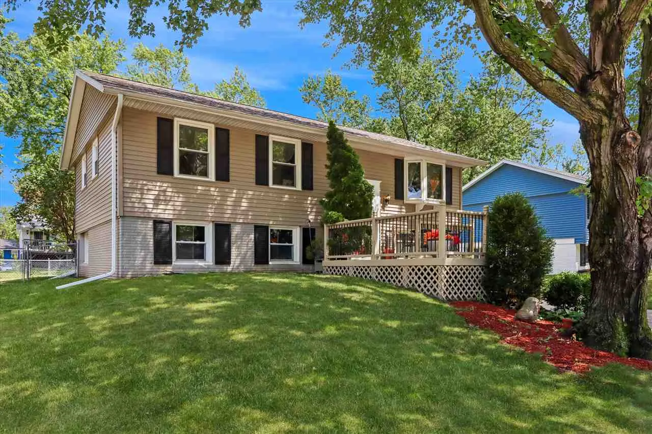 46 Regal Lane, Iowa City, Iowa 52240 – Property Featured Image