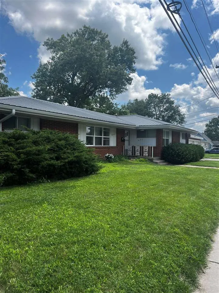 628/630 Sunset St, Iowa City, Iowa 52246 – Property Featured Image