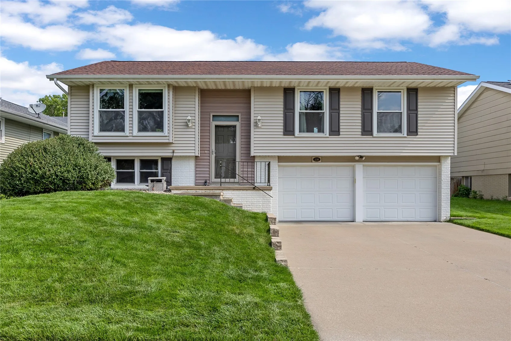 230 Sussex Dr NE, Cedar Rapids, Iowa 52402 – Property Featured Image
