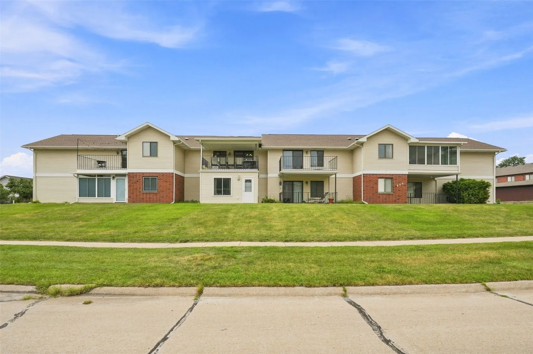 860 Edward Court SE Unit 105, Cedar Rapids, Iowa 52403 – Property Featured Image