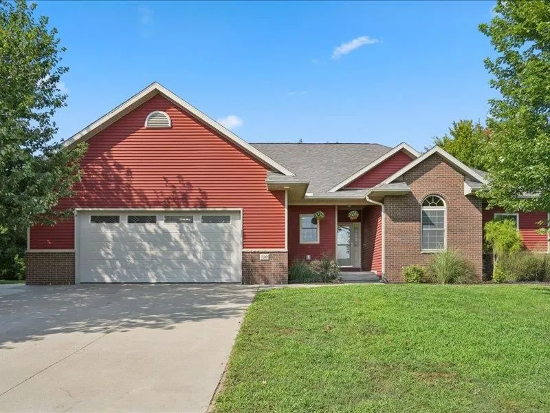 720 Blue Jay Ct, Tiffin, Iowa 52340 – Property Featured Image