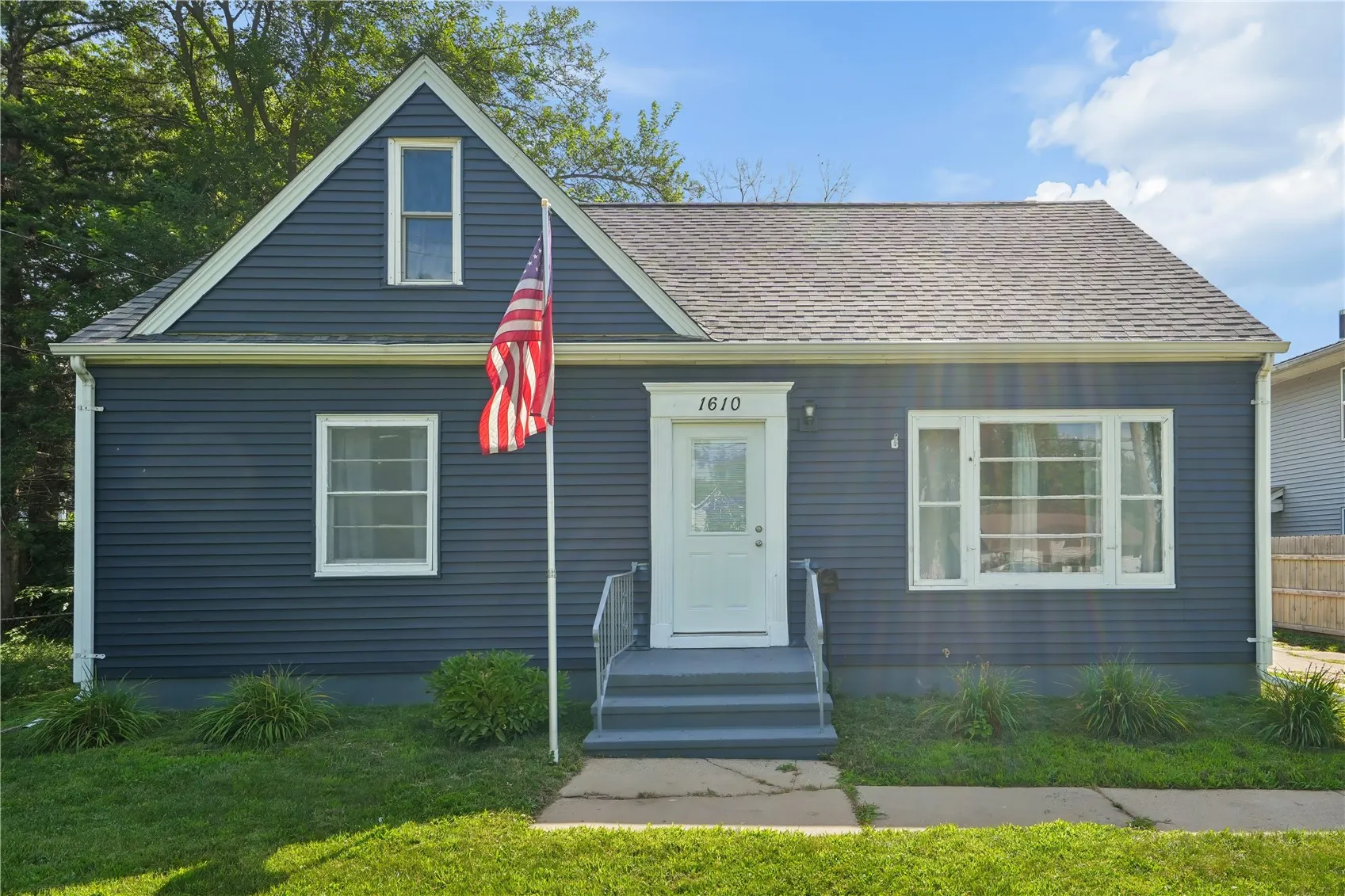 1610 Oakland Road, Cedar Rapids, Iowa 52402 – Property Featured Image