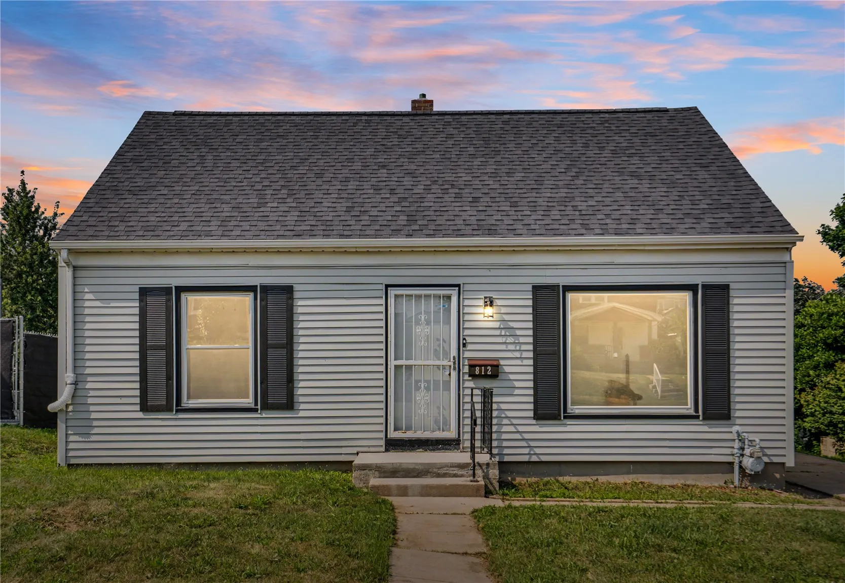 812 16th Ave SW, Cedar Rapids, Iowa 52404 – Property Featured Image