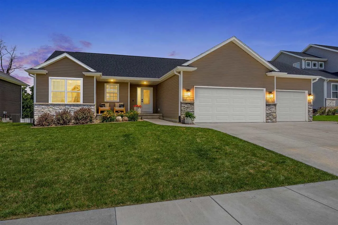 7202 Country Ridge Dr NW, Cedar Rapids, Iowa 52405 – Property Featured Image