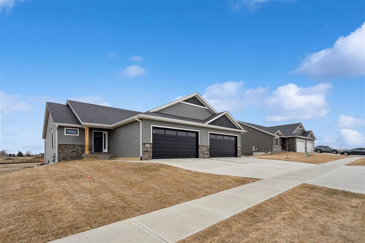 825 Prairie View Dr, West Branch, Iowa 52358 – Property Featured Image