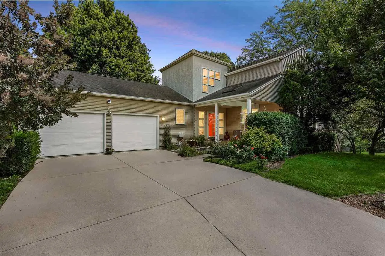 1902 Woodberry Ct, Iowa City, Iowa 52246 – Property Featured Image