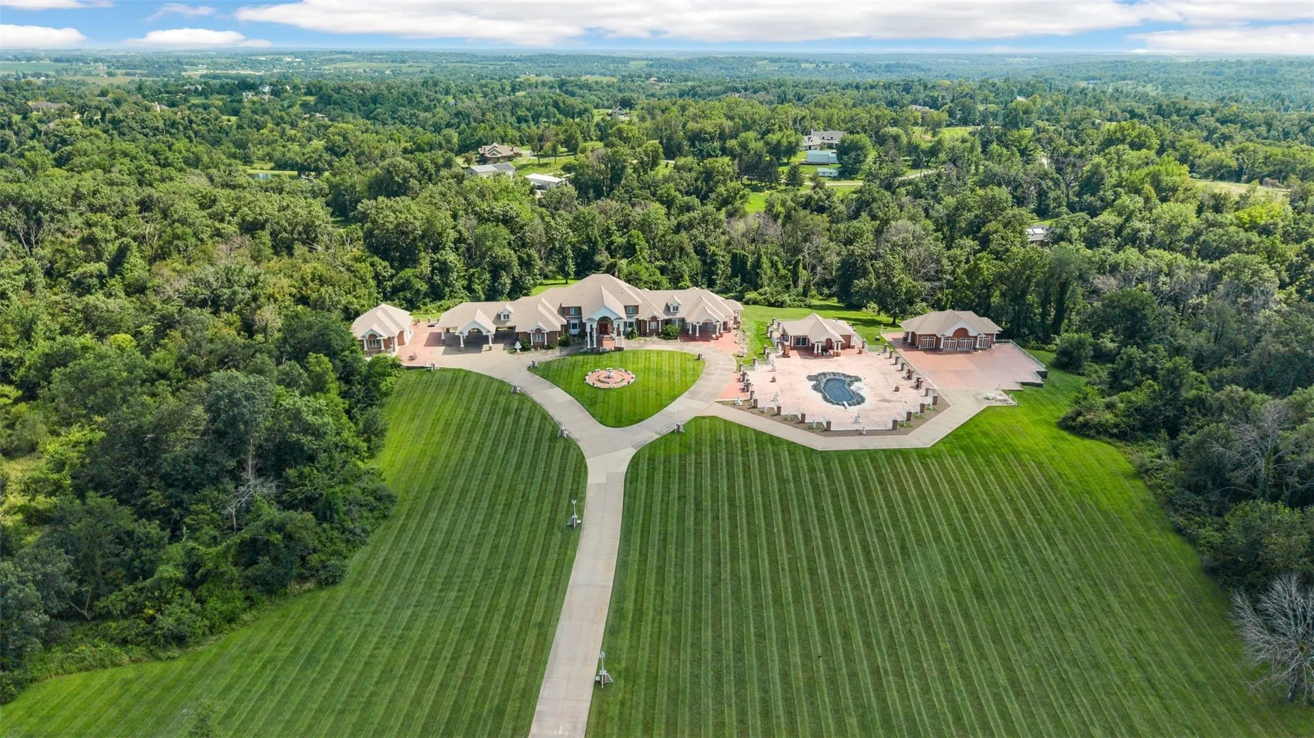 6201 Lakeside Road, Marion, Iowa 52302 – Property Featured Image