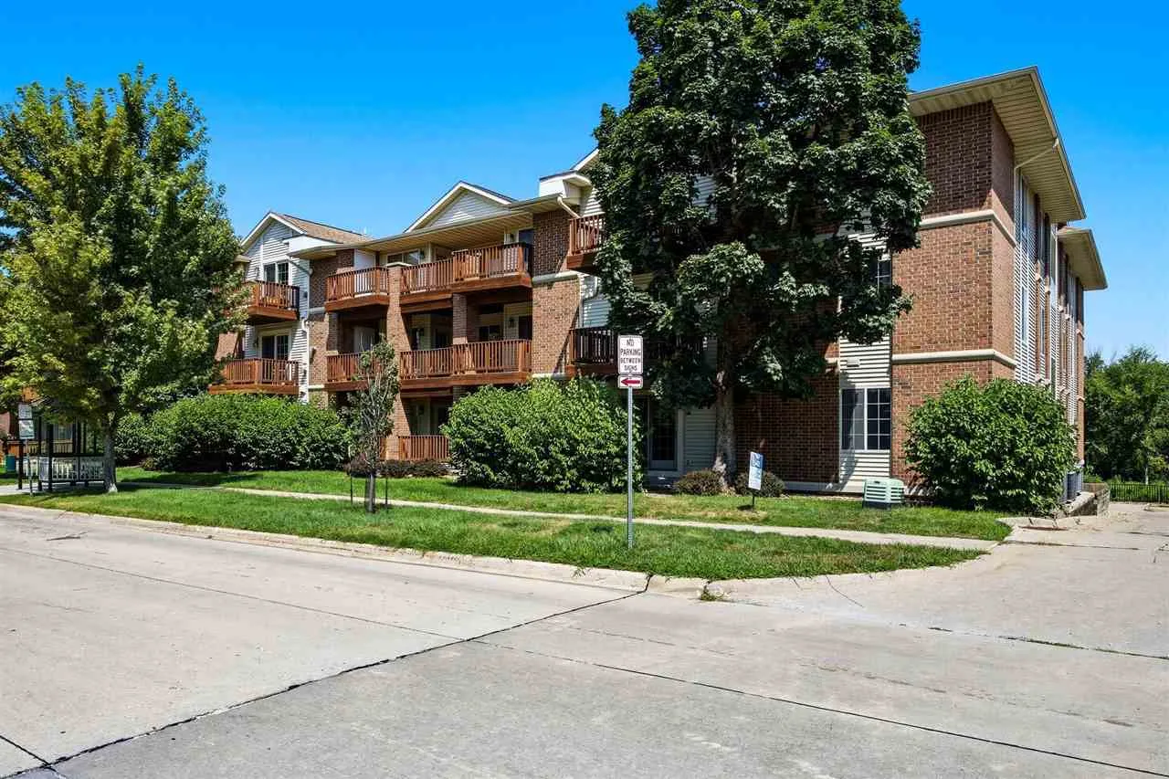 450 West Side Dr, Iowa City, Iowa 52246 – Property Featured Image