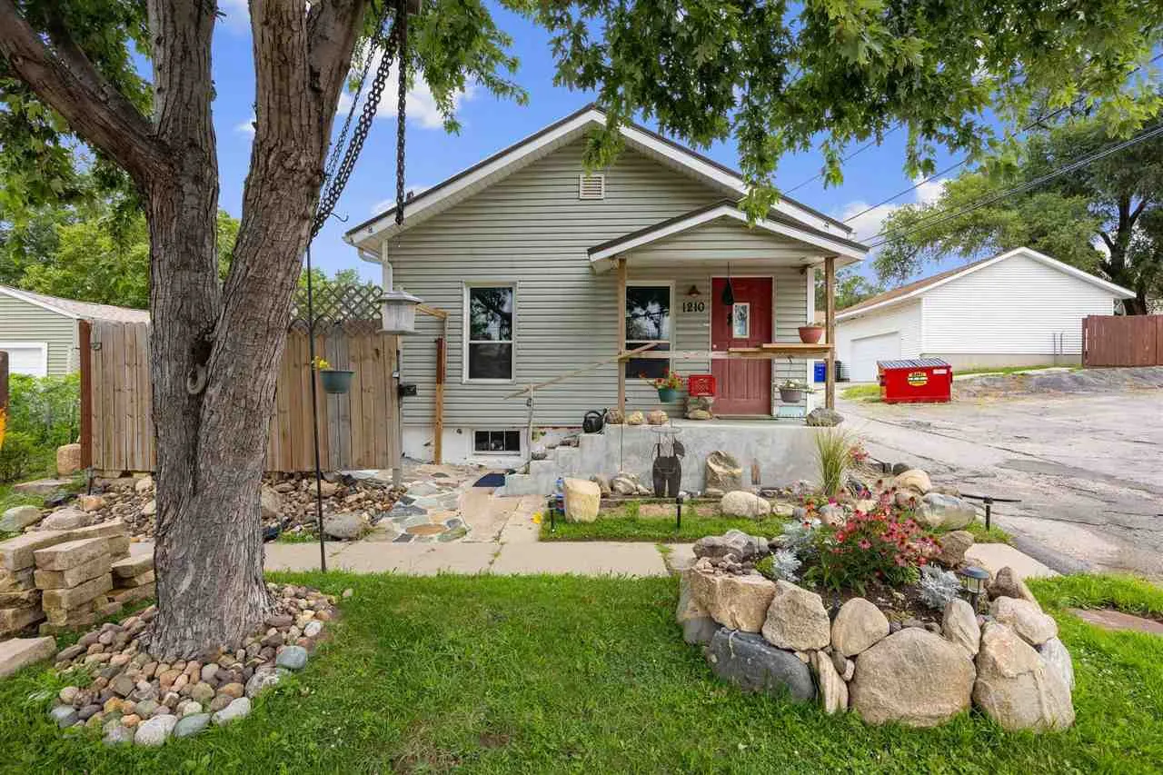 1210 Lincoln Ave, Cedar Rapids, Iowa 52402 – Property Featured Image