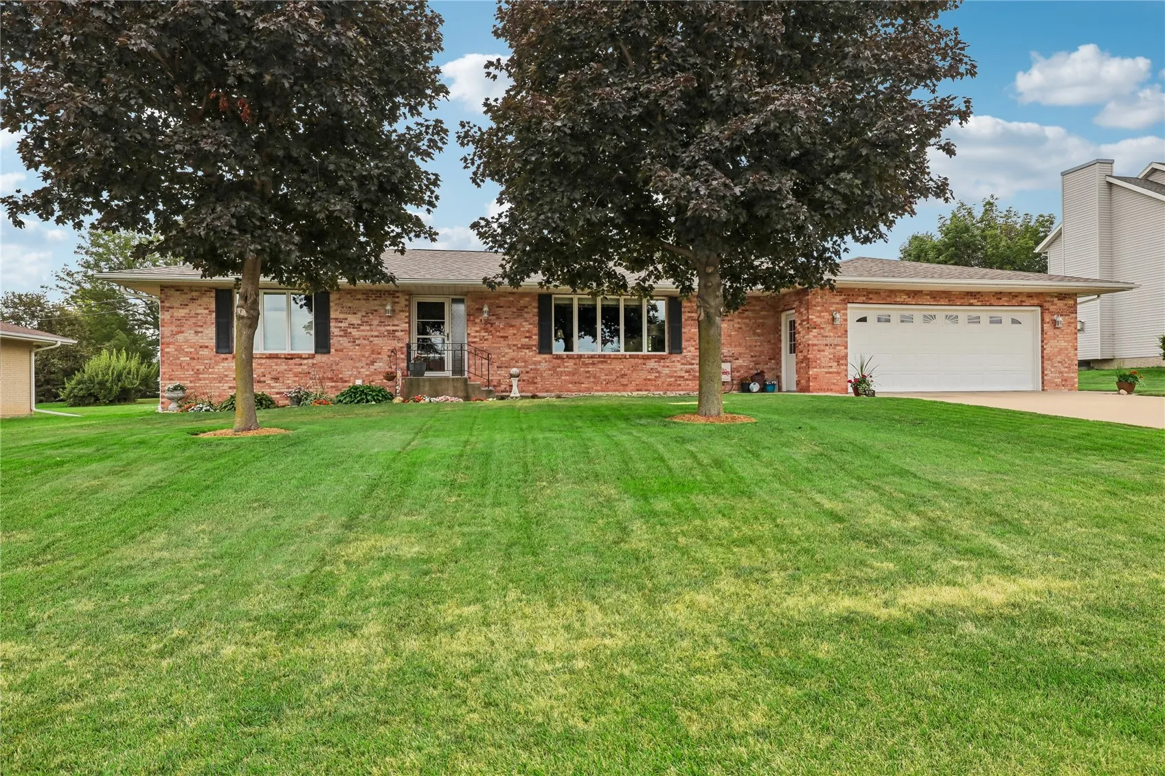 403 4th Street E, Newhall, Iowa 52315 – Property Featured Image