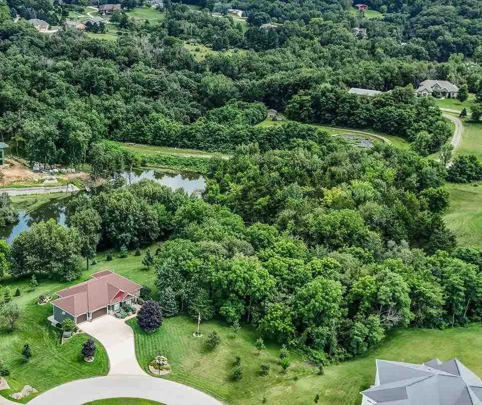 1360 NE Lakewoods Ct, Swisher, Iowa 52338 – Property Featured Image