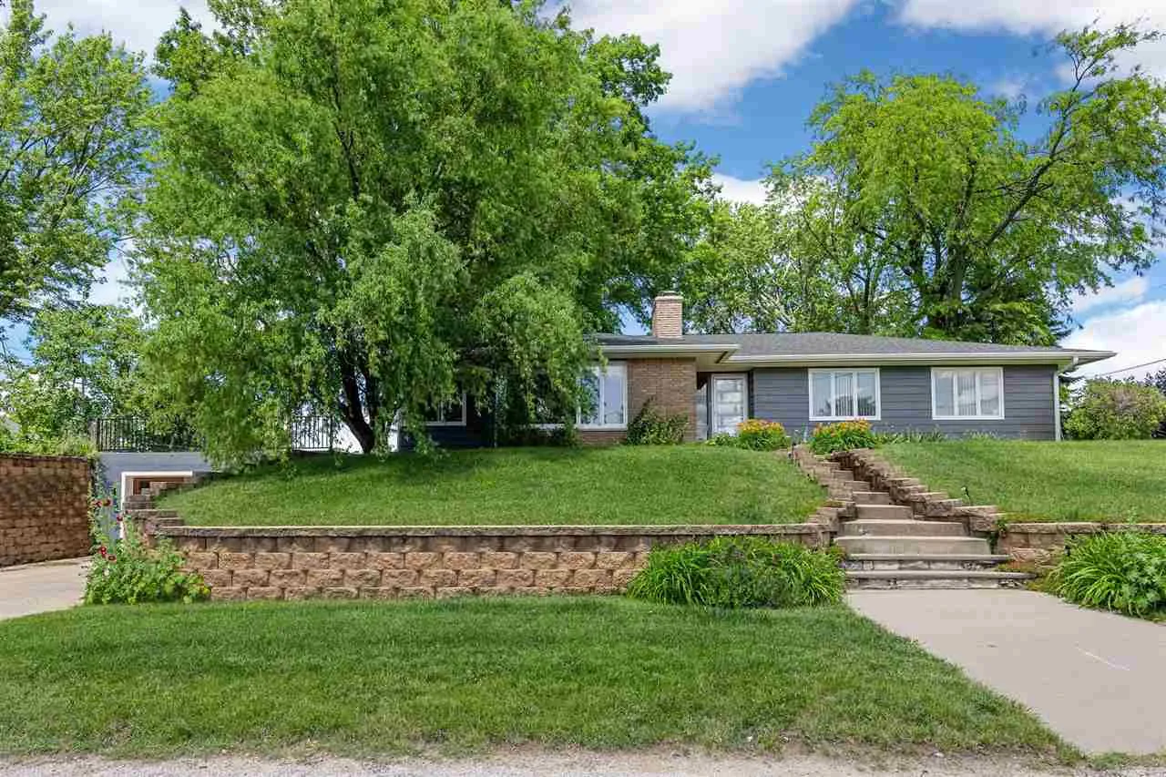2600 Maple Dr NW, Cedar Rapids, Iowa 52405 – Property Featured Image
