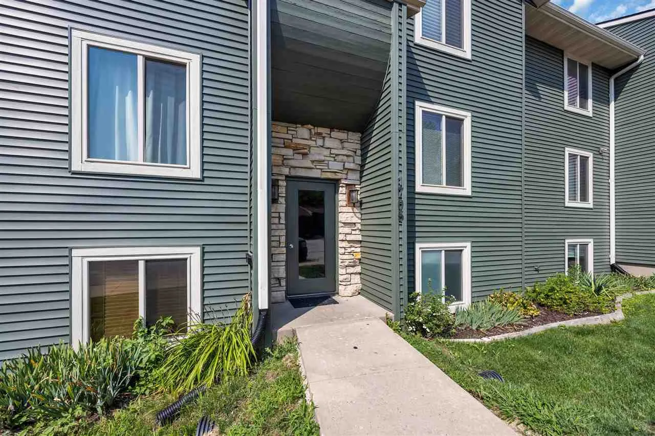 1705 Lynncrest Dr Unit 4, Coralville, Iowa 52241-2738 – Property Featured Image
