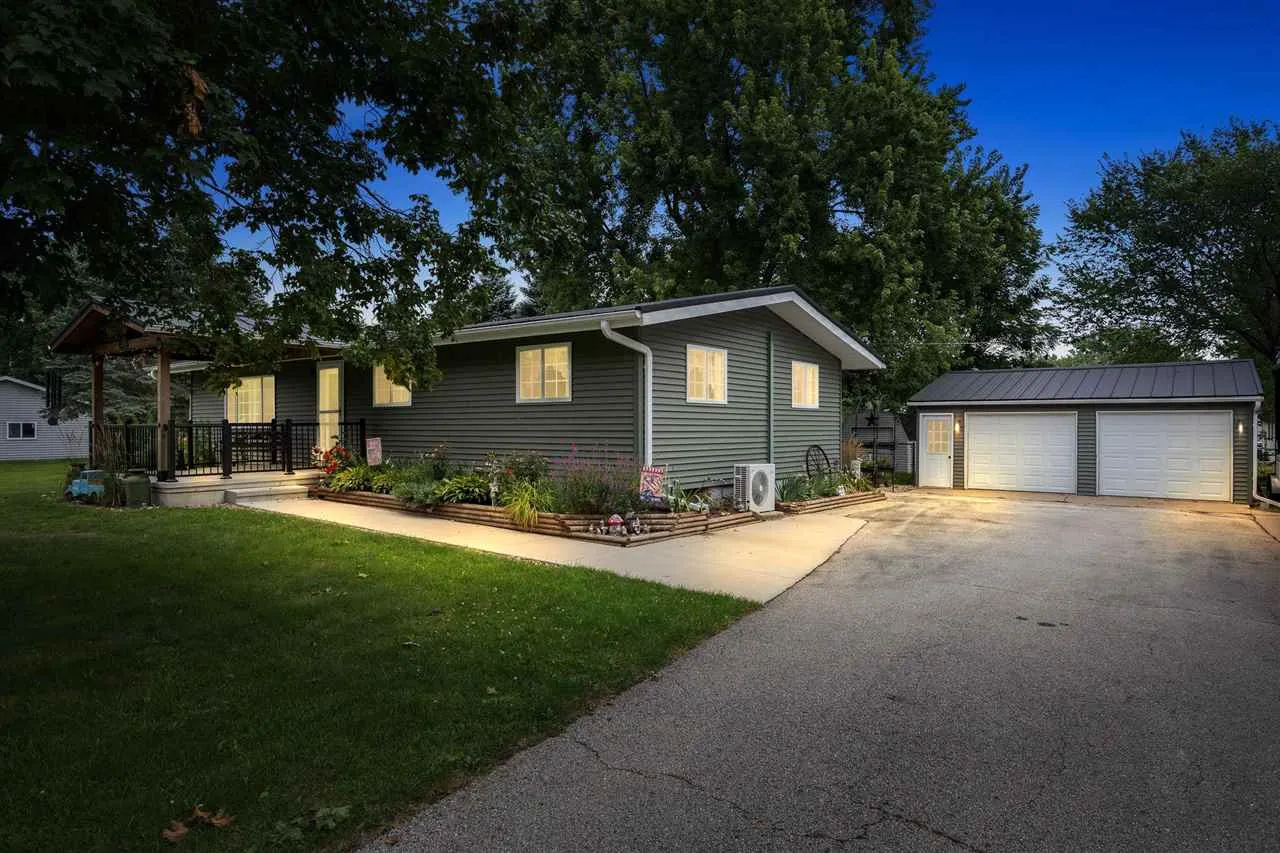 148 Delhi Rd, Manchester, Iowa 52057 – Property Featured Image