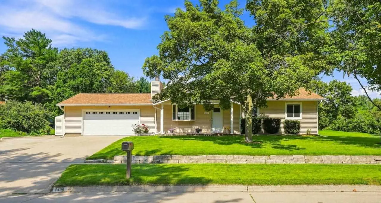 1498 Valley View Dr, Coralville, Iowa 52242 – Property Featured Image