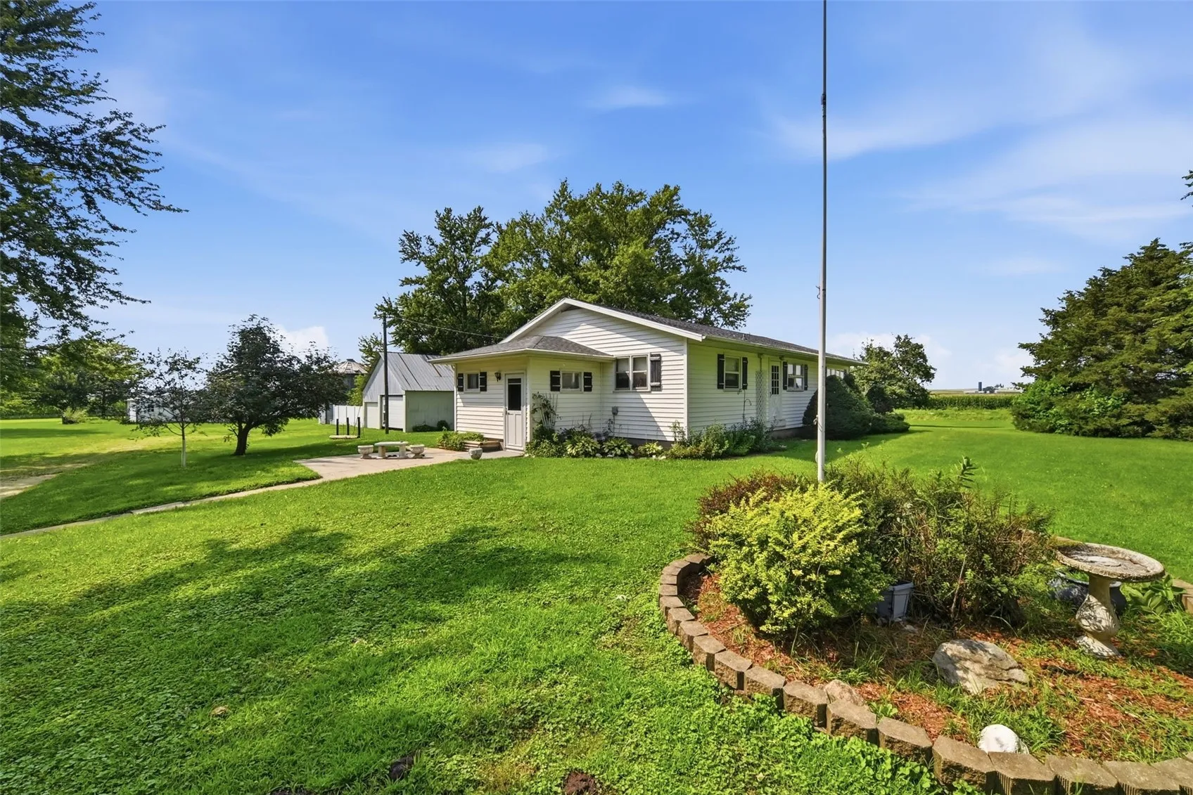 2403 150th Avenue, Manchester, Iowa 52057 – Property Featured Image