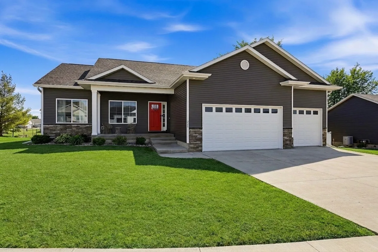 225 Meadow Breeze Lane, Center Point, Iowa 52213 – Property Featured Image
