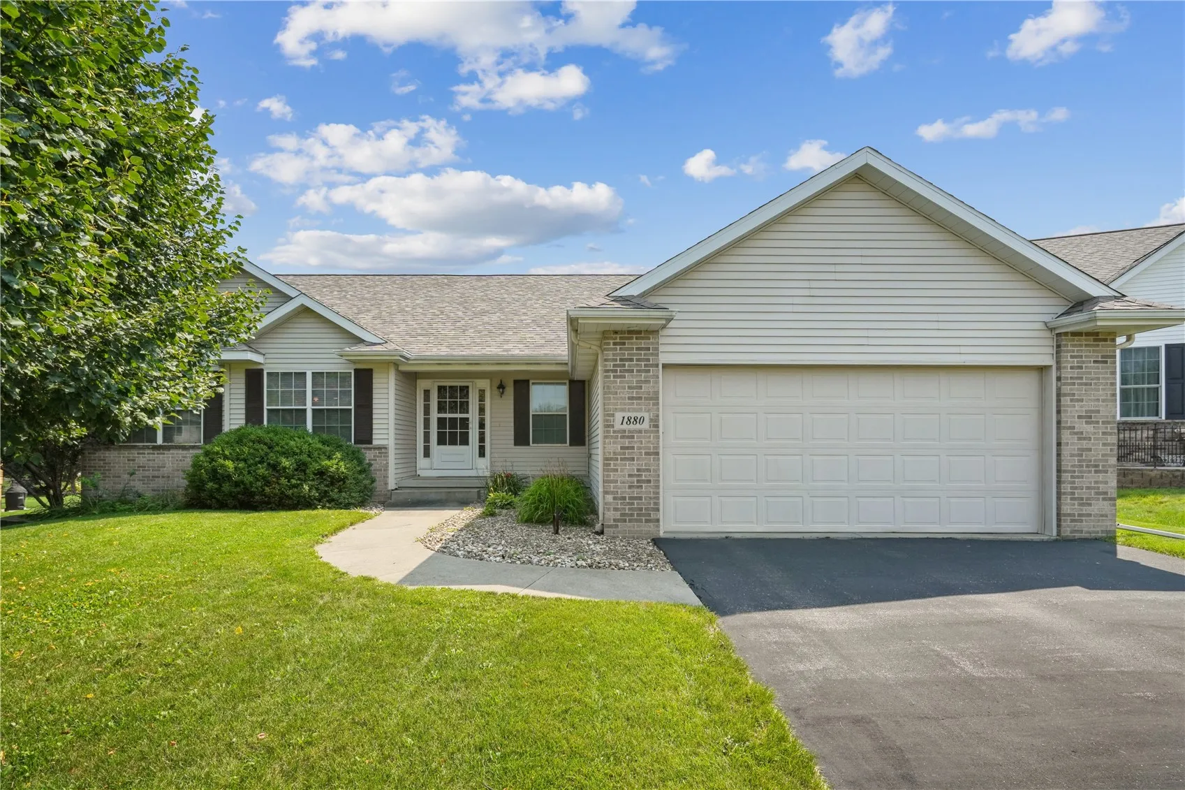 1880 Oak Creek Drive, Marion, Iowa 52302 – Property Featured Image