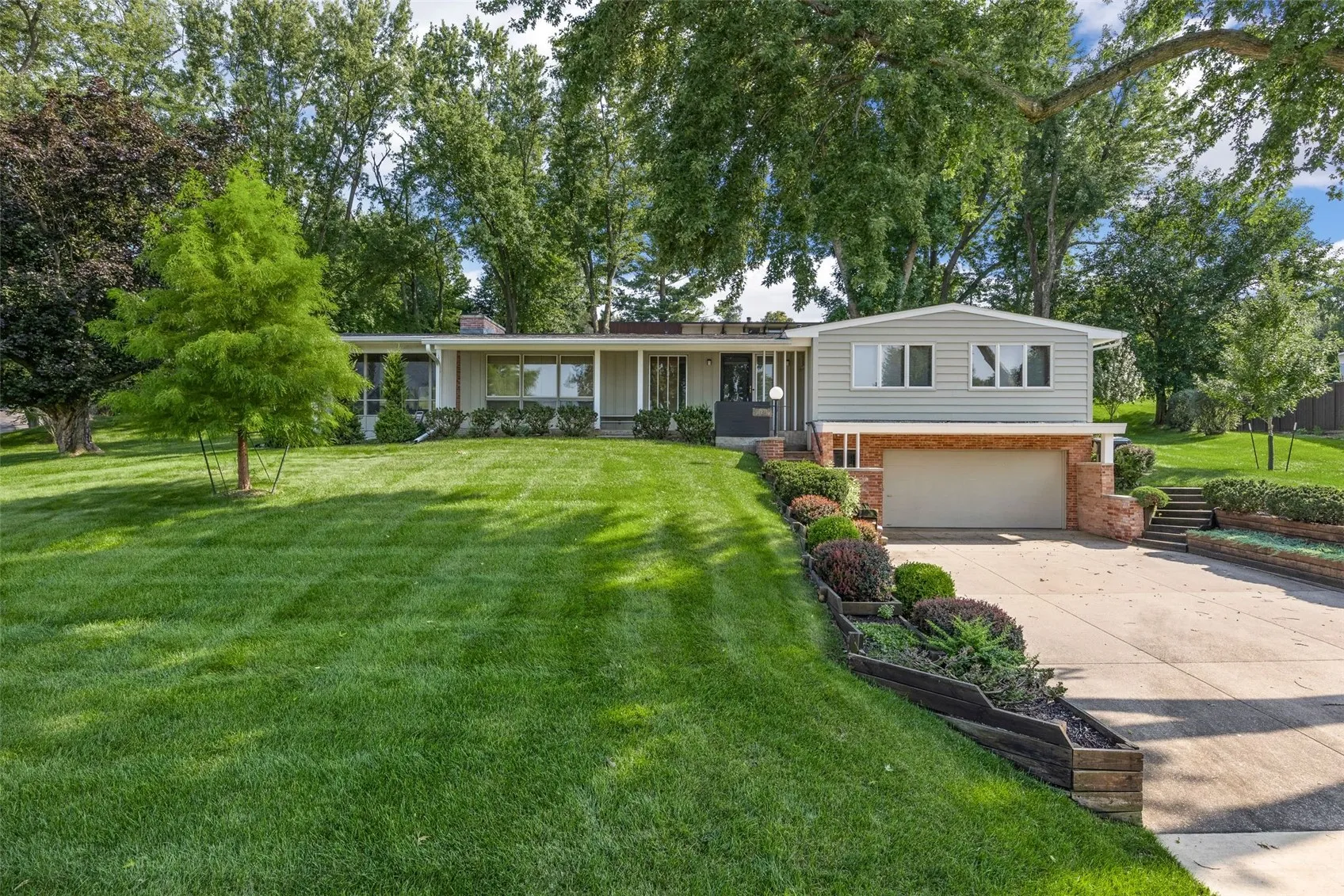 3857 Trail Ridge Rd SE, Cedar Rapids, Iowa 52403 – Property Featured Image