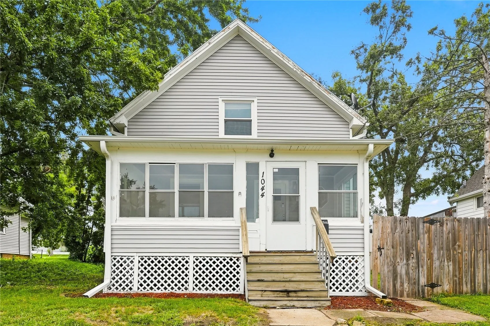 1044 17th Street NE, Cedar Rapids, Iowa 52402 – Property Featured Image