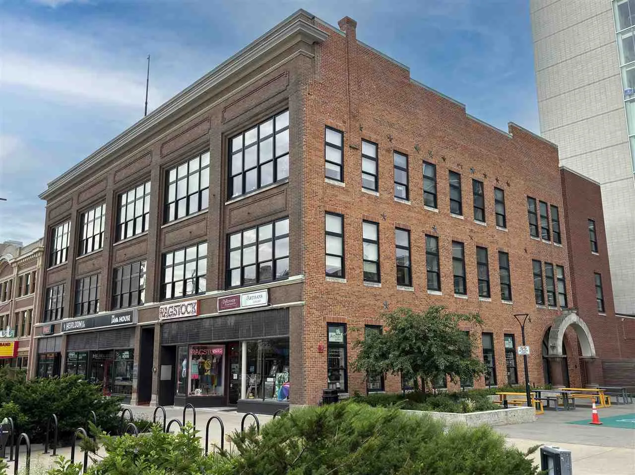 209 E Washington St Unit 203C, Iowa City, Iowa 52240 – Property Featured Image