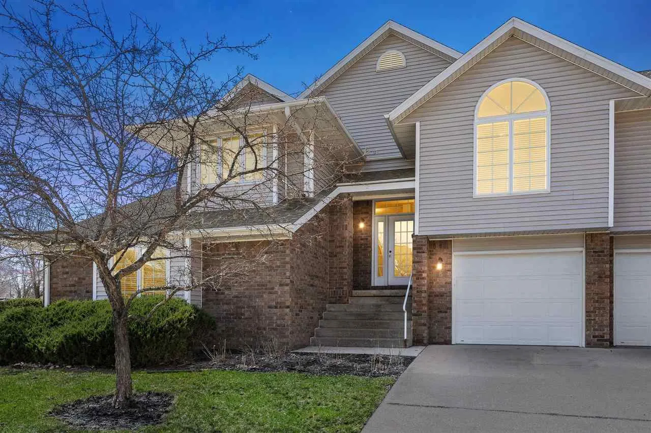 15 Camborne Cir, Iowa City, Iowa 52245 – Property Featured Image
