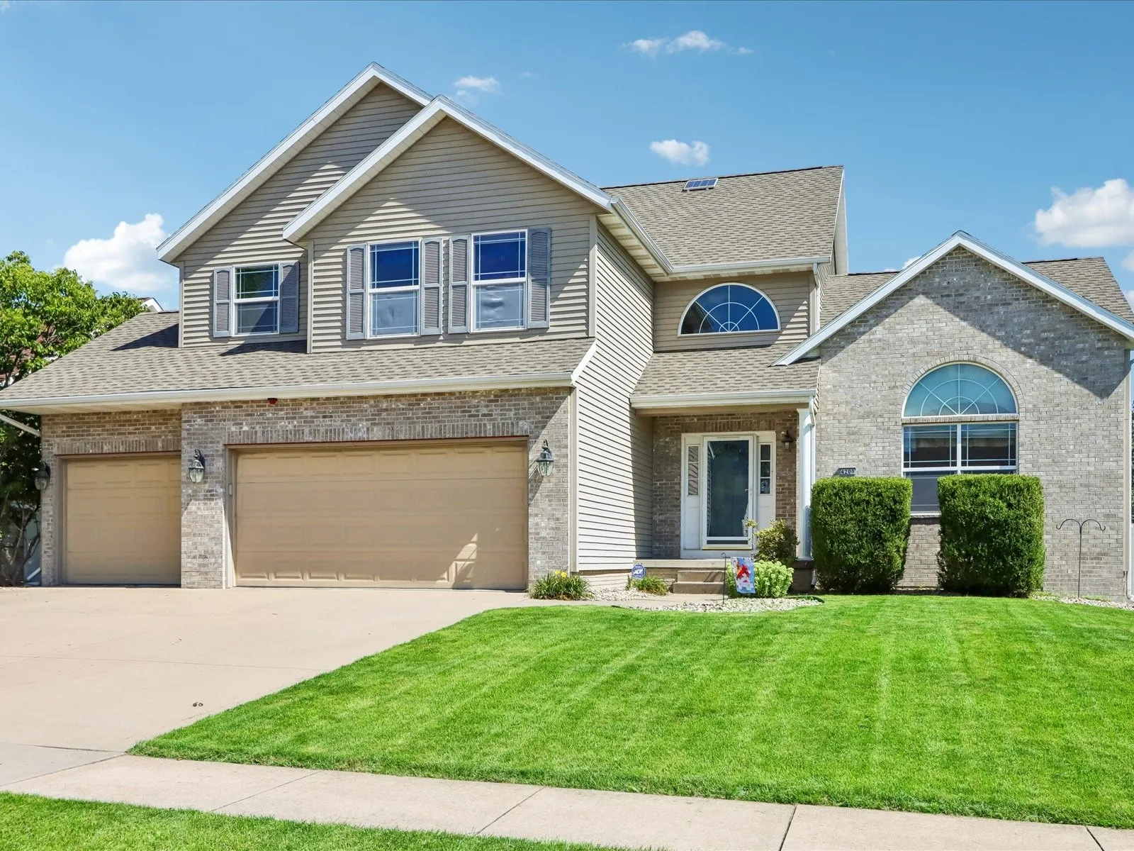 4200 Creekview Drive, Marion, Iowa 52302 – Property Featured Image