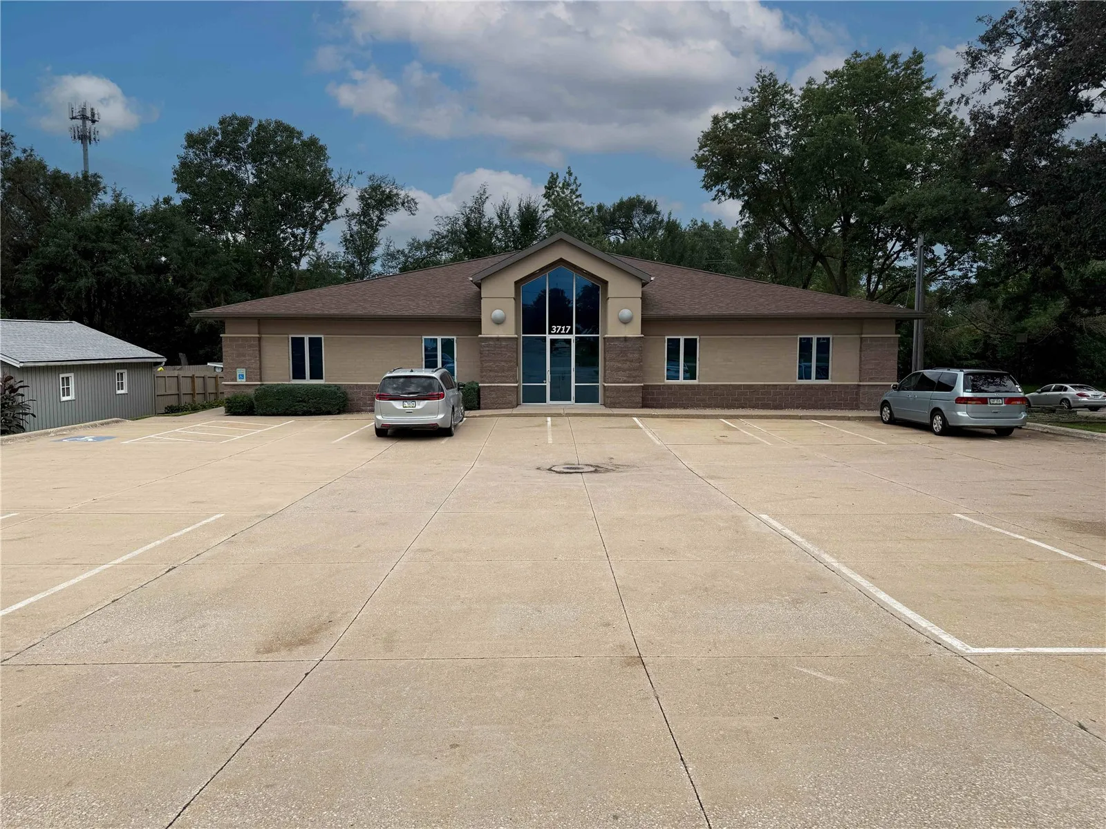 3717 Center Point Road NE Unit 300, Cedar Rapids, Iowa 52402 – Property Featured Image