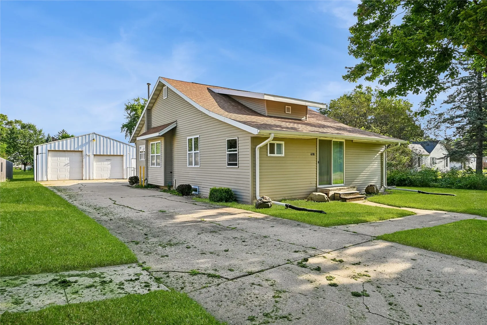 618 E Maple Street, Central City, Iowa 52214 – Property Featured Image