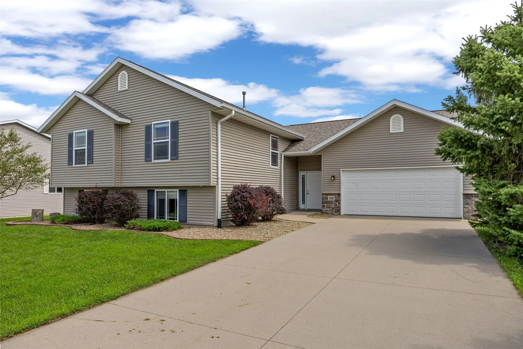 2185 PRAIRIE HILL Drive, Marion, Iowa 52302 – Property Featured Image