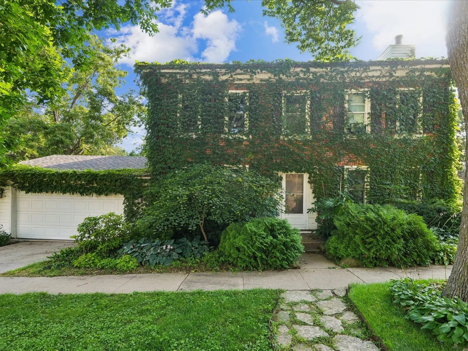 318 2nd St SW, Mt Vernon, Iowa 52314 – Property Featured Image