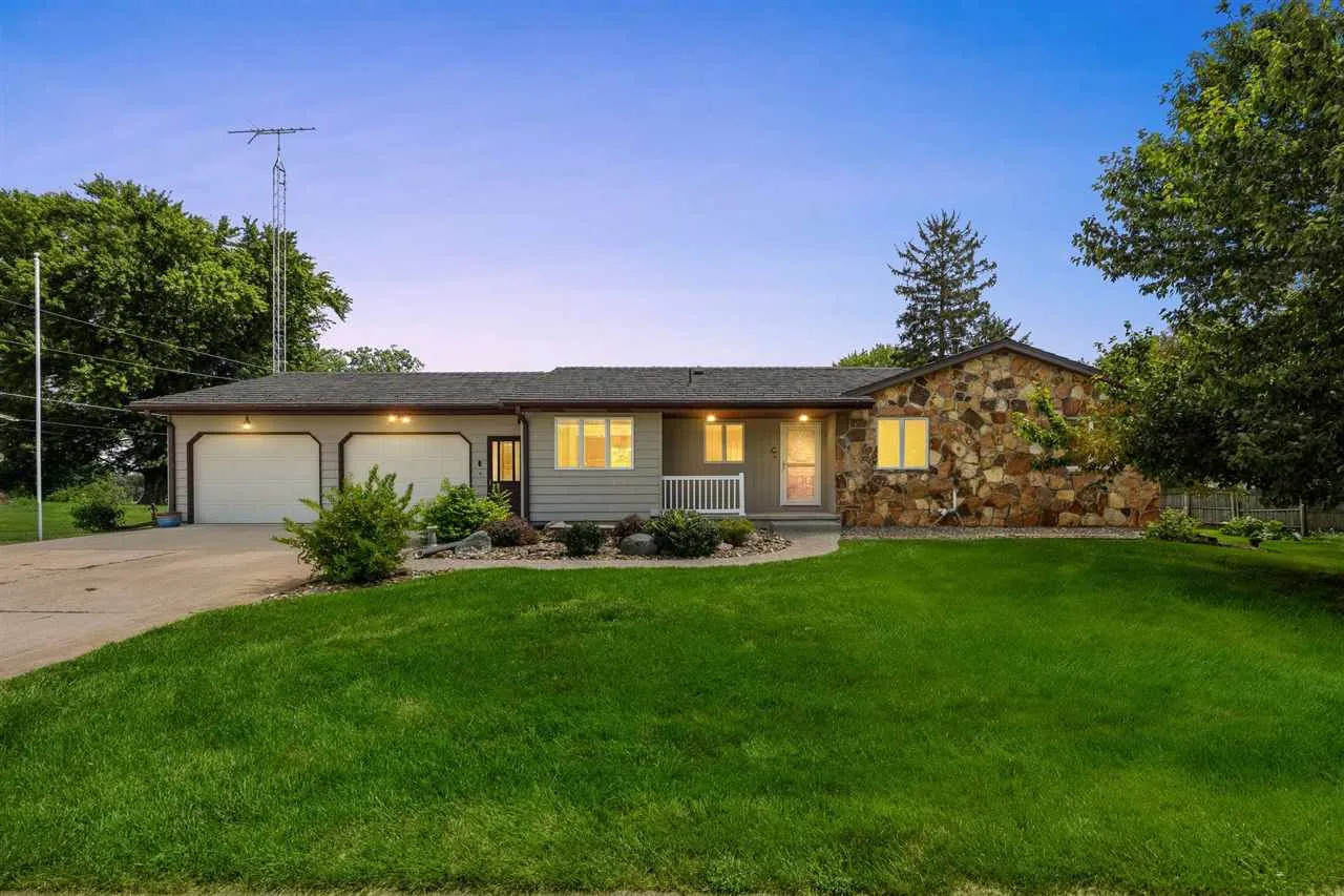 200 Schnoebelen St, Riverside, Iowa 52327 – Property Featured Image