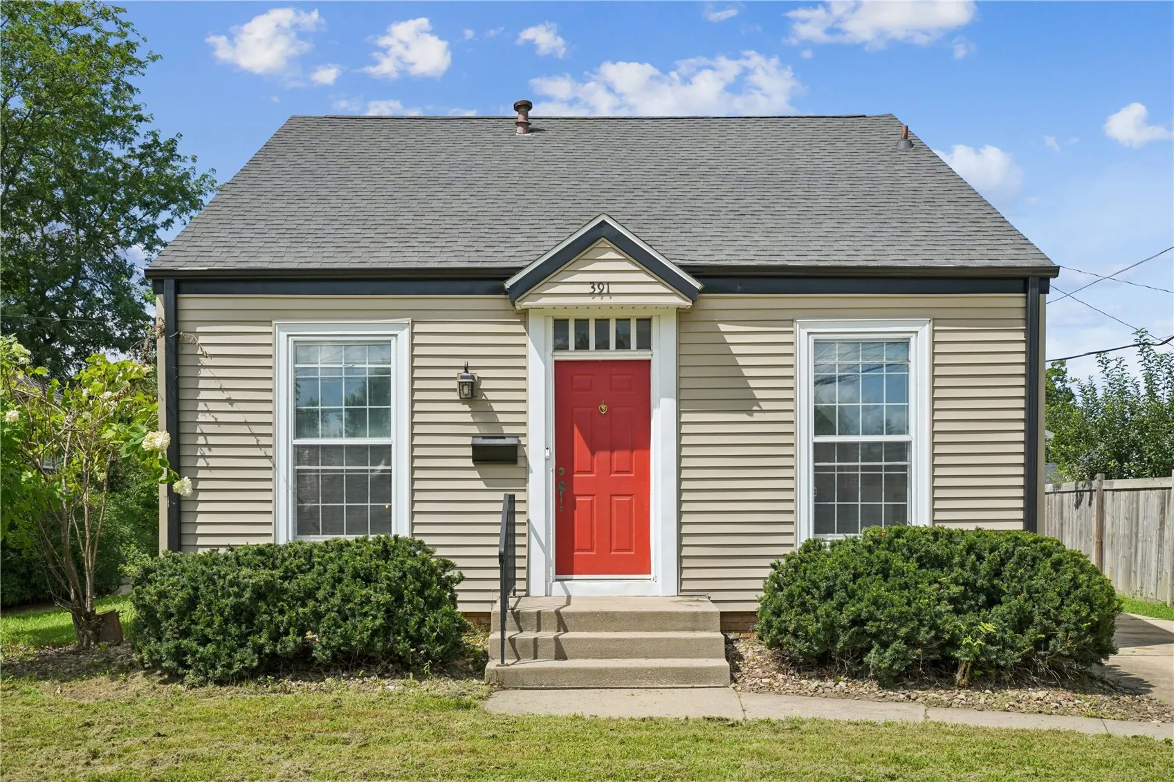 391 Memorial Drive SE, Cedar Rapids, Iowa 52403 – Property Featured Image