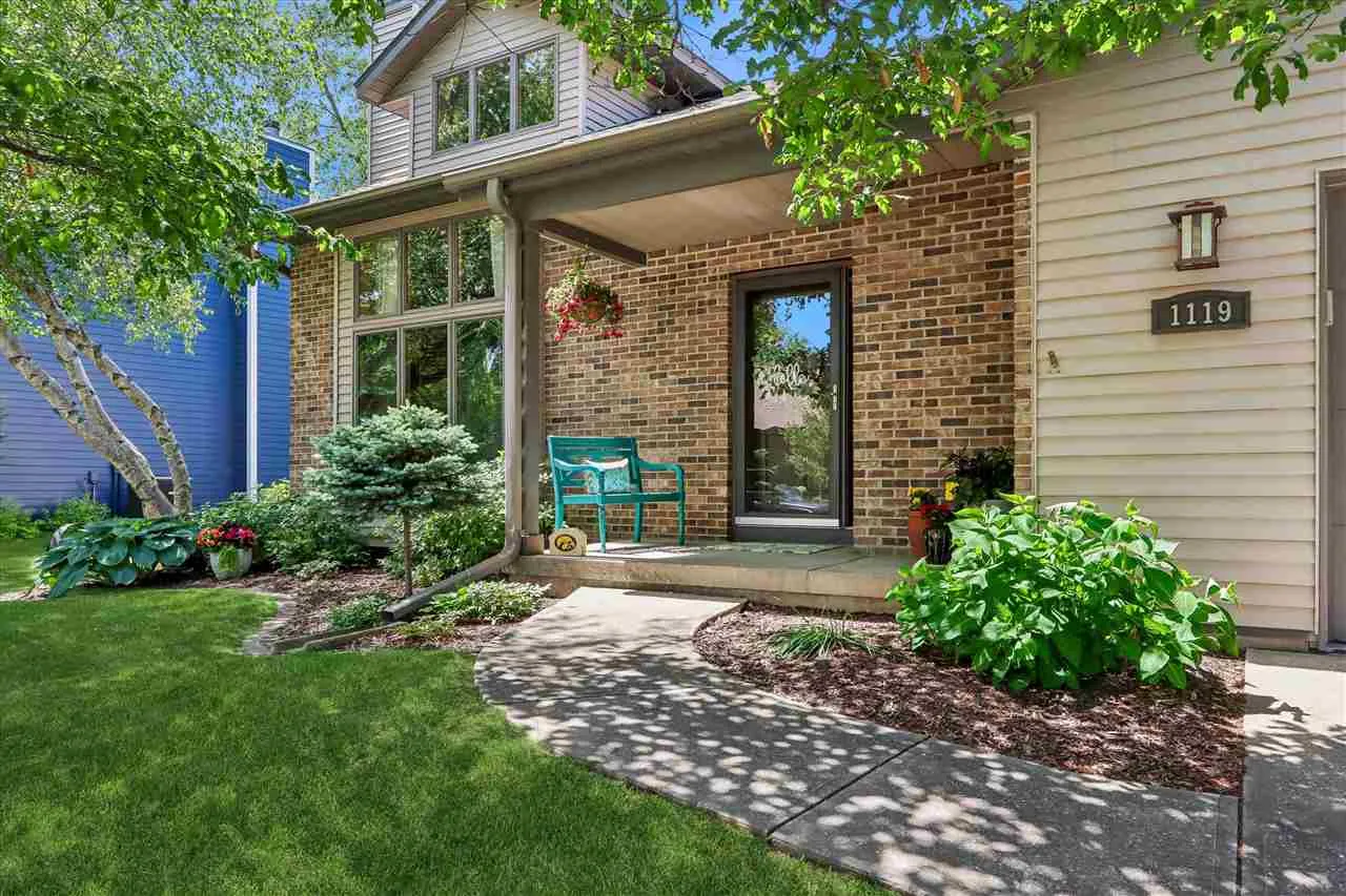 1119 Deerfield Drive, Iowa City, Iowa 52246 – Property Featured Image