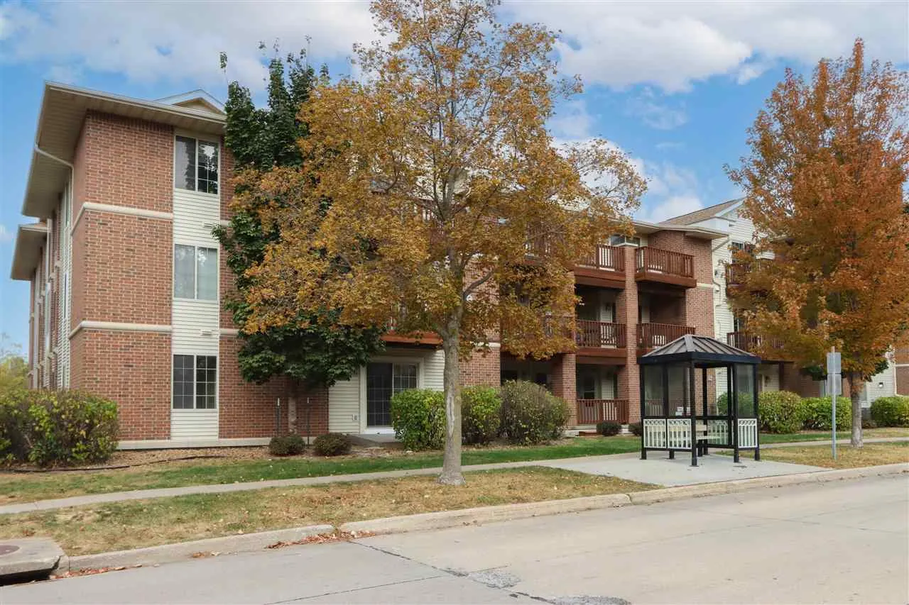 458 West Side Dr, Iowa City, Iowa 52246 – Property Featured Image