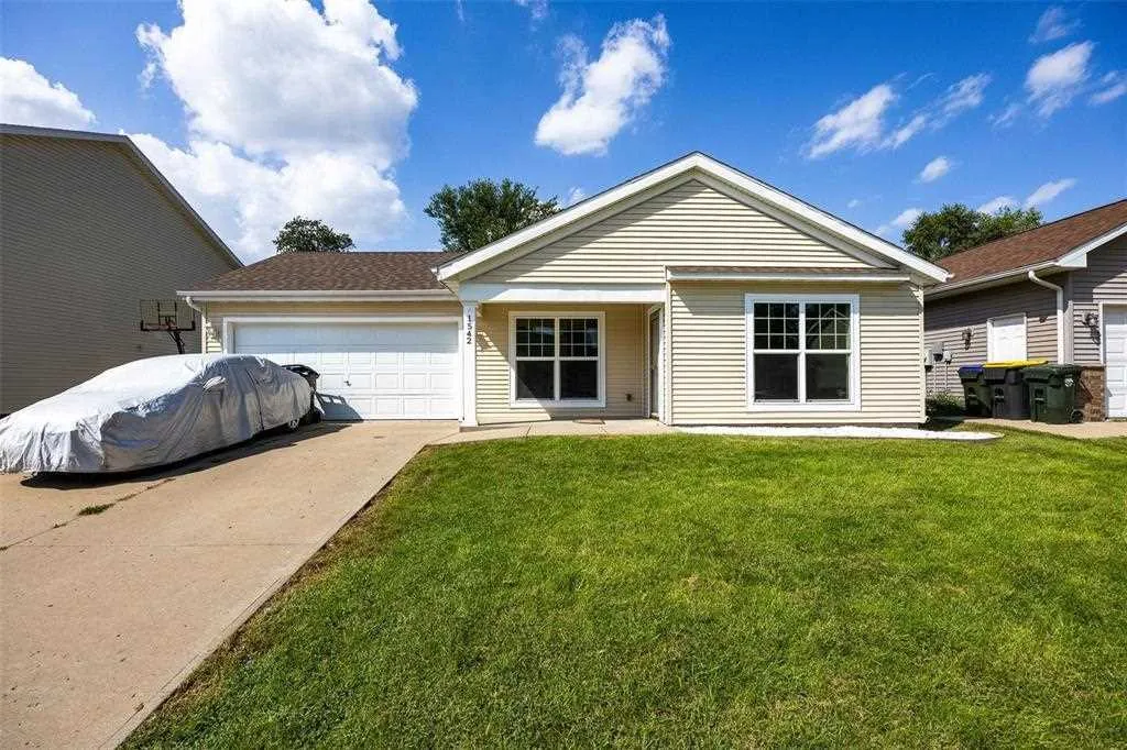 1542 Dickenson Lane, Iowa City, Iowa 52240 – Property Featured Image
