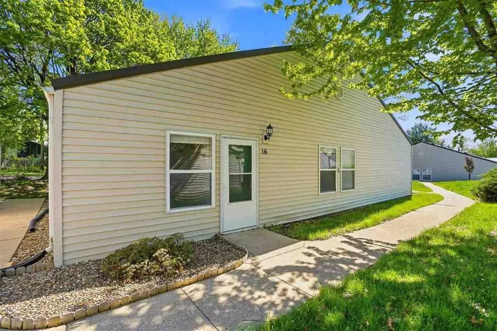 1220 Village Rd Unit 16, Iowa City, Iowa 52240 – Property Featured Image
