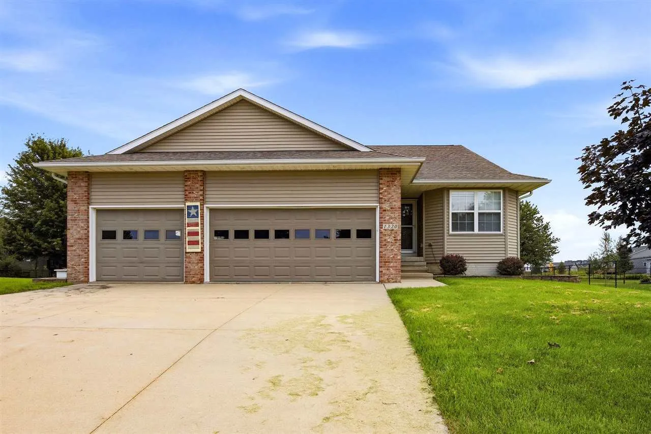 1320 Doe Run Dr, North Liberty, Iowa 52317 – Property Featured Image
