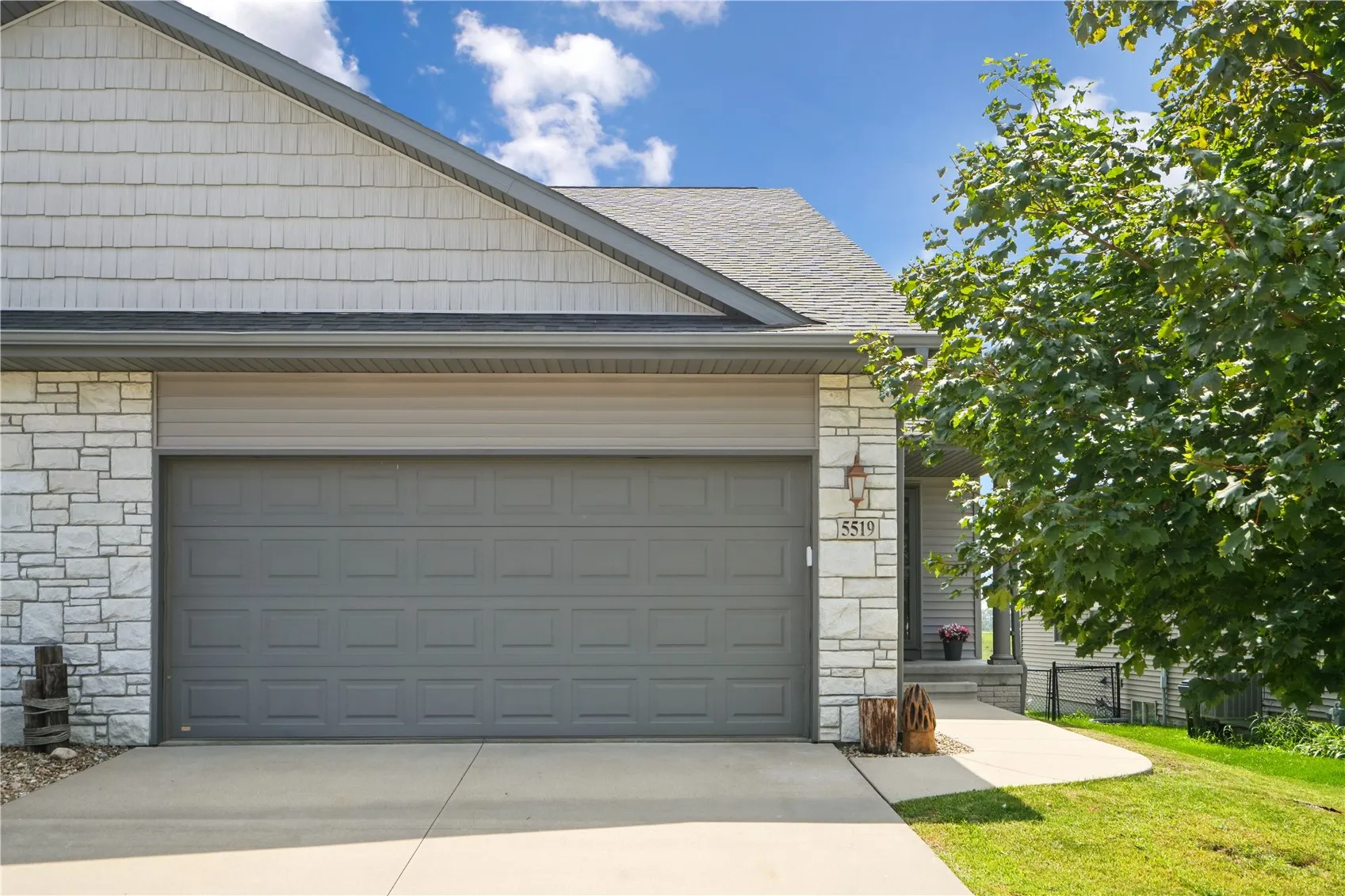 5519 Dostal Dr, Cedar Rapids, Iowa 52404 – Property Featured Image