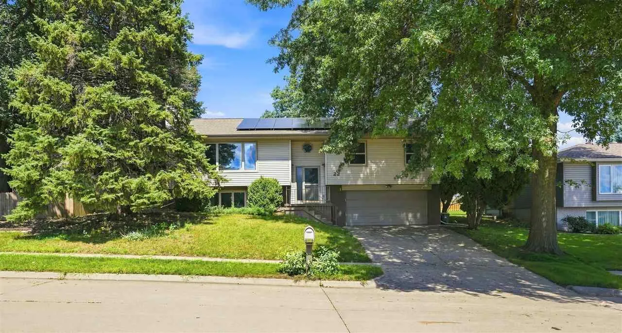 22 Wrexham Dr, Iowa City, Iowa 52246 – Property Featured Image