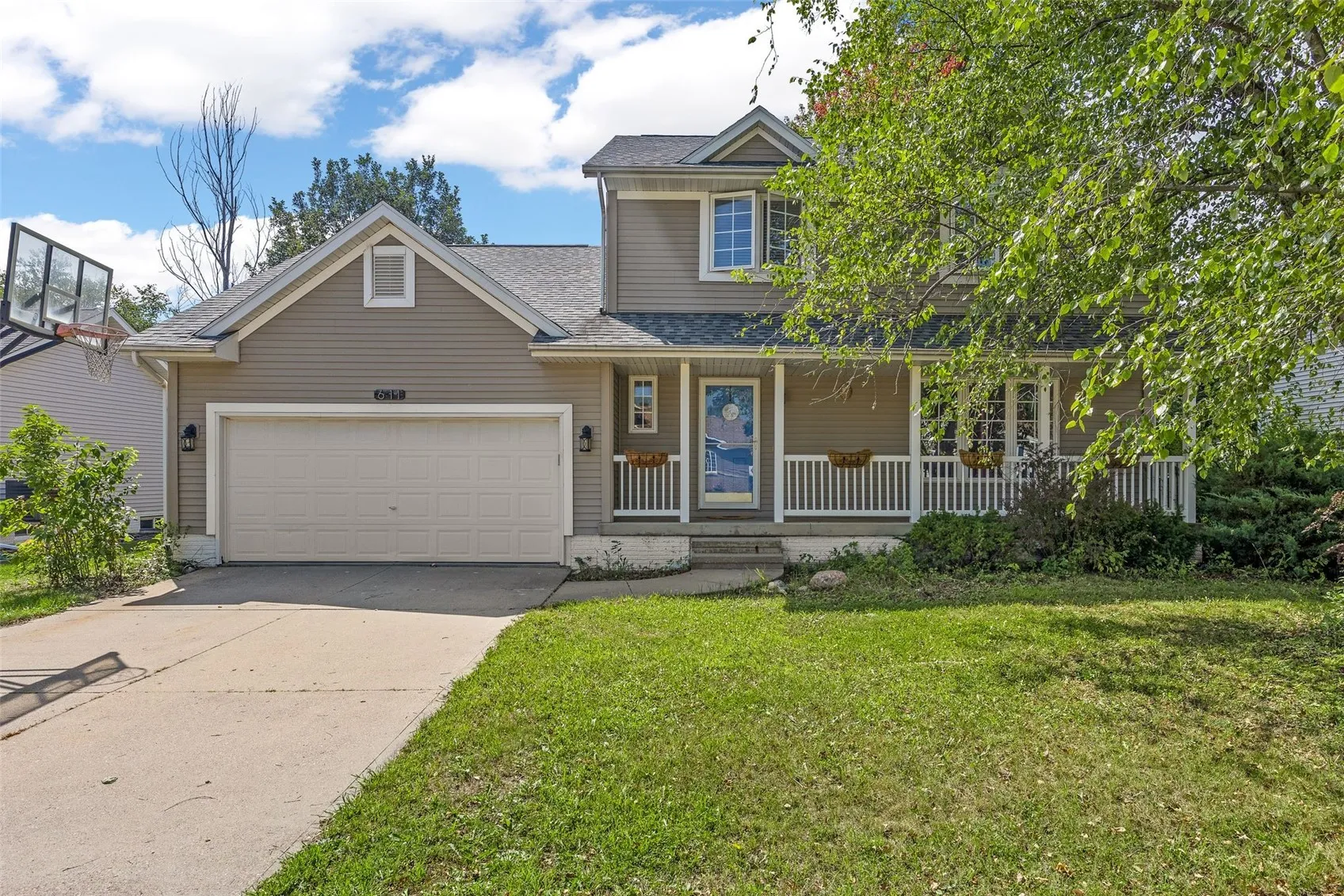 611 Deer Run Drive NE, Cedar Rapids, Iowa 52402 – Property Featured Image