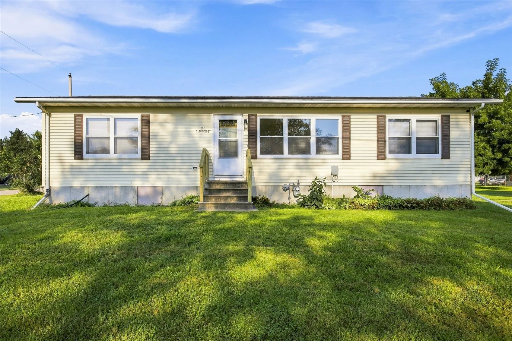 100 Clinton St, Palo, Iowa 52324 – Property Featured Image