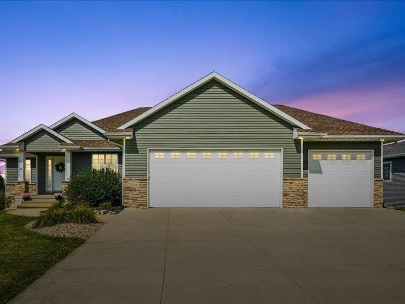 115 Ridge Drive, Fairfax, Iowa 52228 – Property Featured Image