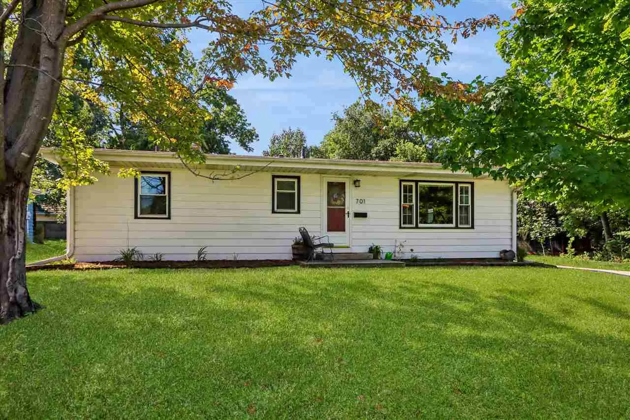 701 Caroline Avenue, Iowa City, Iowa 52245 – Property Featured Image