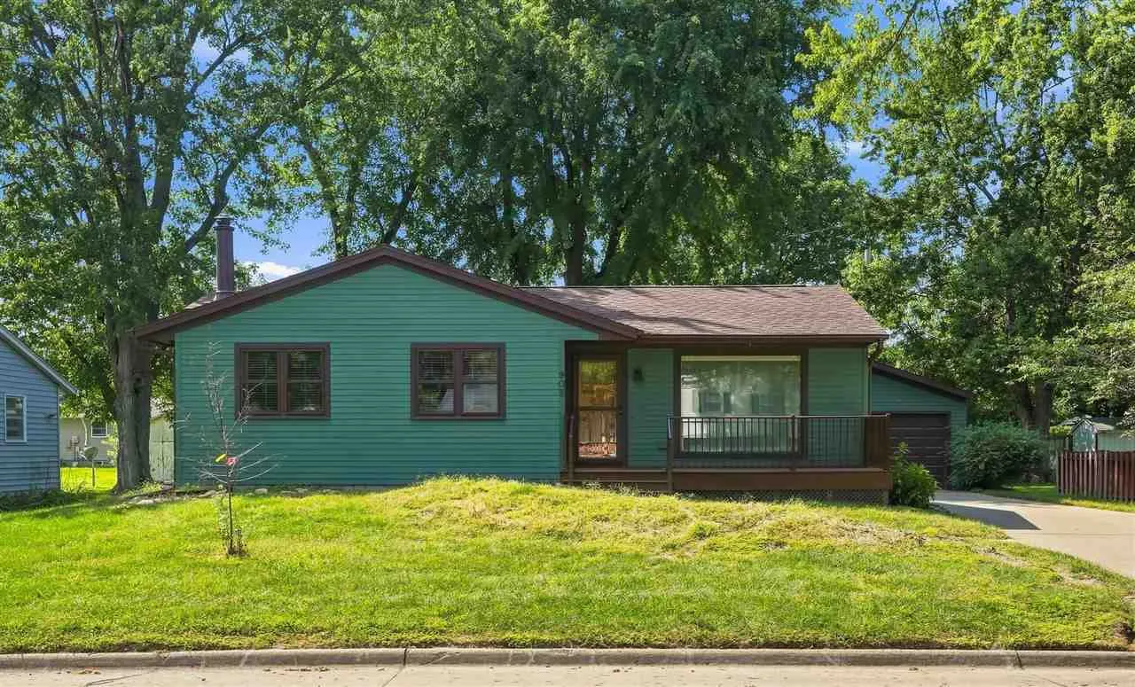 905 Paradise Dr, Washington, Iowa 52353 – Property Featured Image