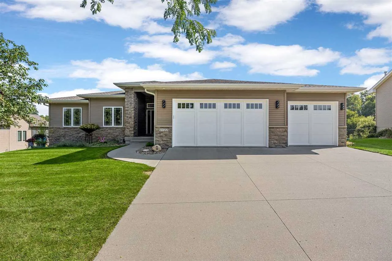 1722 Lake Shore Dr, Iowa City, Iowa 52246 – Property Featured Image